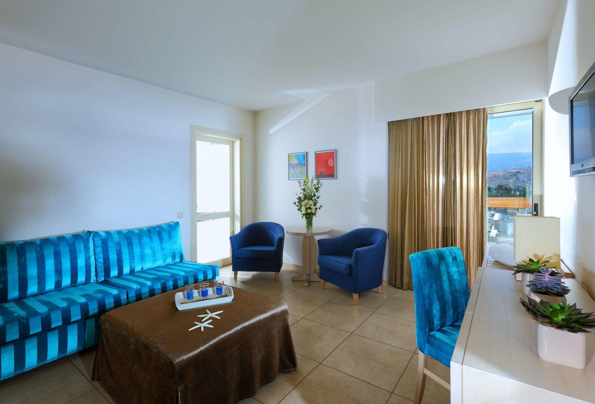 Sitia Beach City Resort & Spa Bagian luar foto A living room