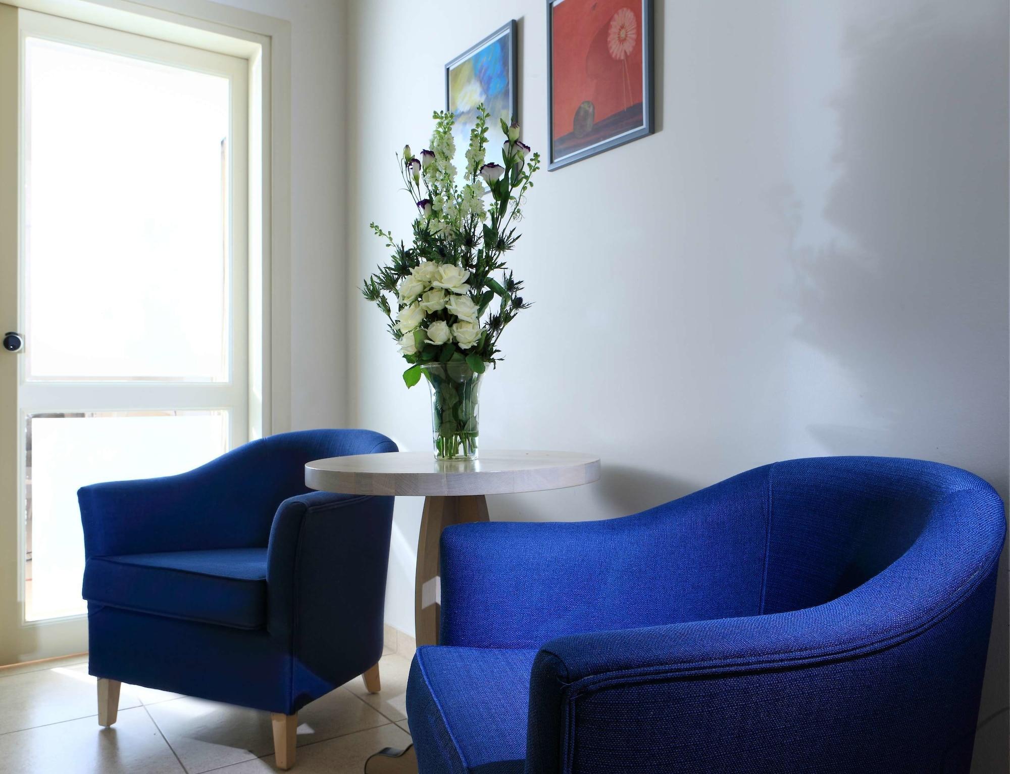 Sitia Beach City Resort & Spa Bagian luar foto The waiting room at the clinic