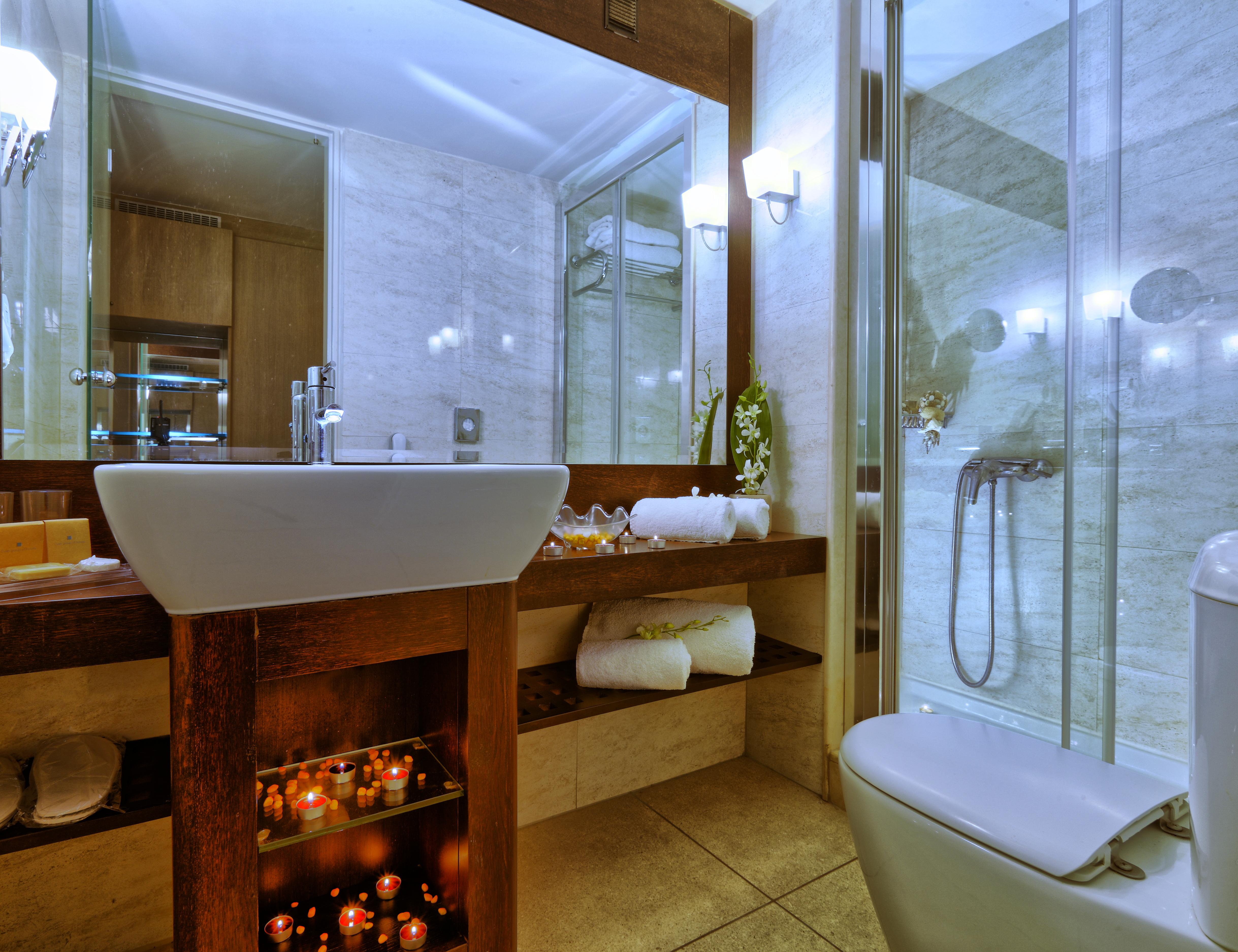 Sitia Beach City Resort & Spa Bagian luar foto A modern bathroom