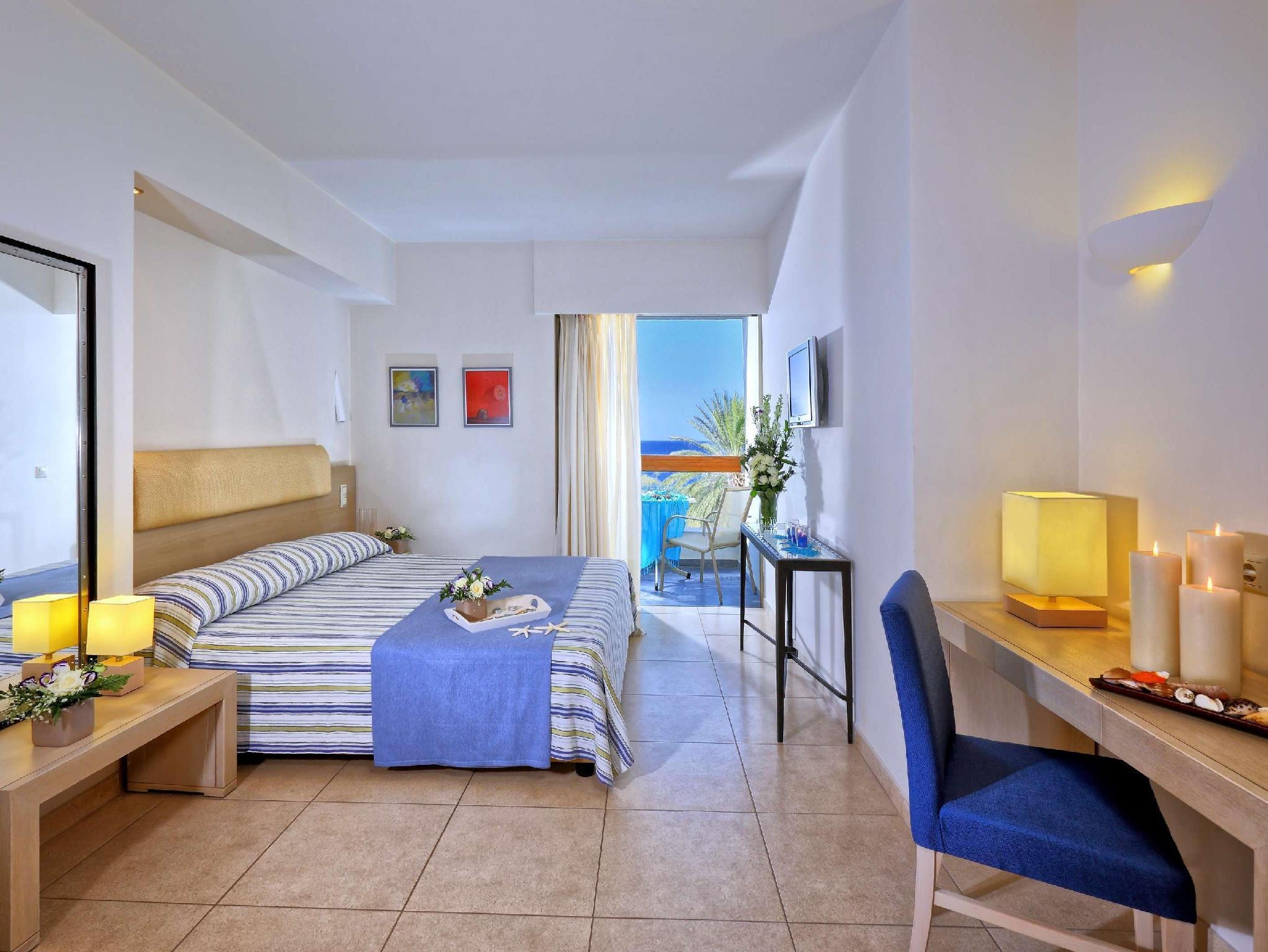Sitia Beach City Resort & Spa Bagian luar foto A typical room at the hotel