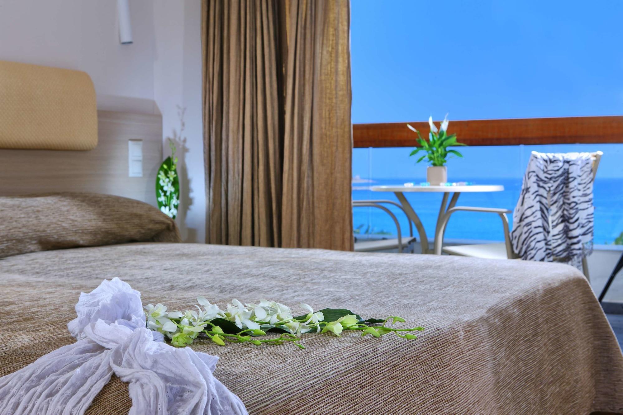 Sitia Beach City Resort & Spa Bagian luar foto A bedroom at the hotel