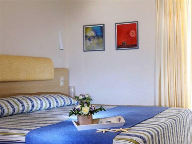 Sitia Beach City Resort & Spa Bagian luar foto A bedroom at the hotel