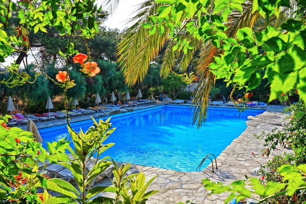 Sitia Beach City Resort & Spa Bagian luar foto A swimming pool
