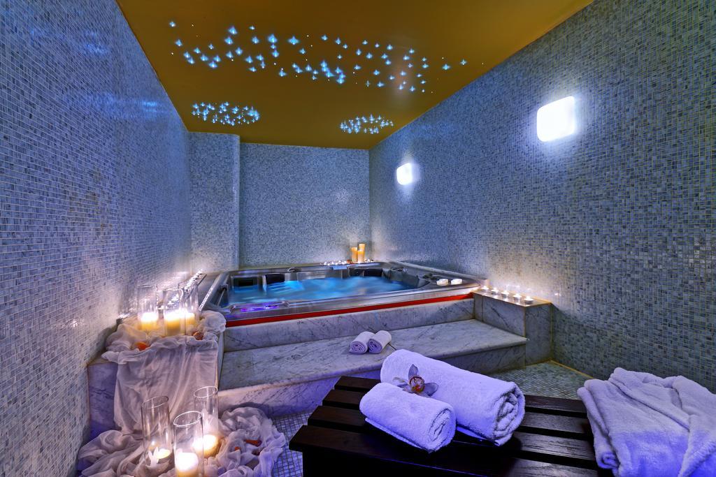 Sitia Beach City Resort & Spa Bagian luar foto A spa in a hotel