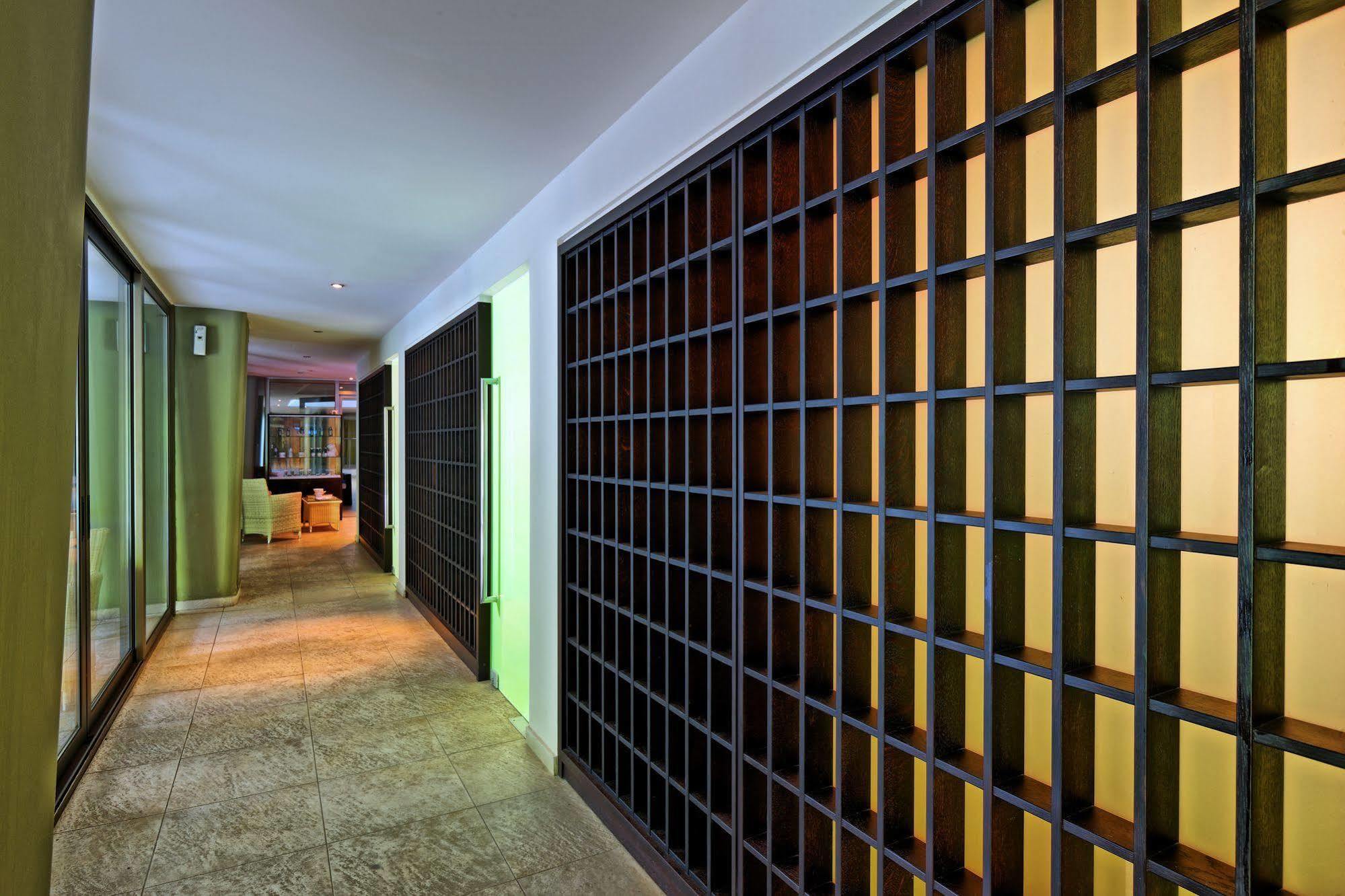 Sitia Beach City Resort & Spa Bagian luar foto A shōji in a hotel
